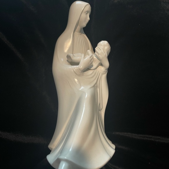 Beautiful Porcelain Seated Madonna with Baby Jesus. 9” high 8.5” at the widest - Picture 6 of 12
